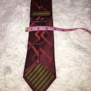 Maroon men’s Bcbg attitude tie